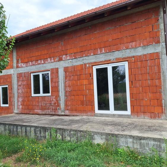 Vind casa in rosu si casa veche - 1