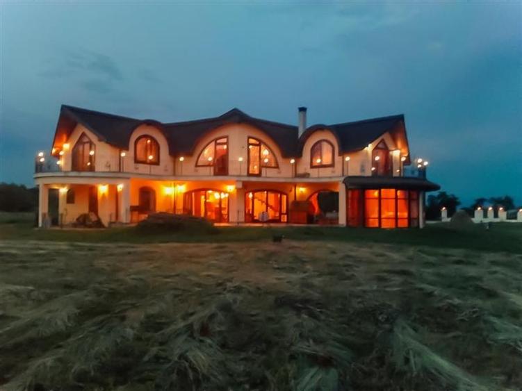 Film & Tur LIVE! Rafinament in cartier linistit, pe 30.000 mp teren paradis, fac - 1