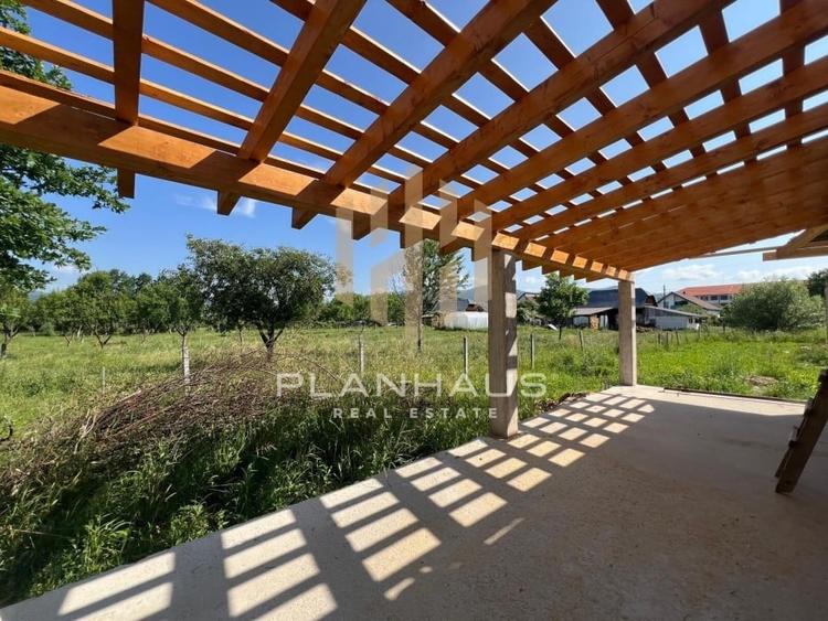 Case individuale Satu Nou de Sus , la rosu / semifinisate , 500 - 700 mp teren - 14