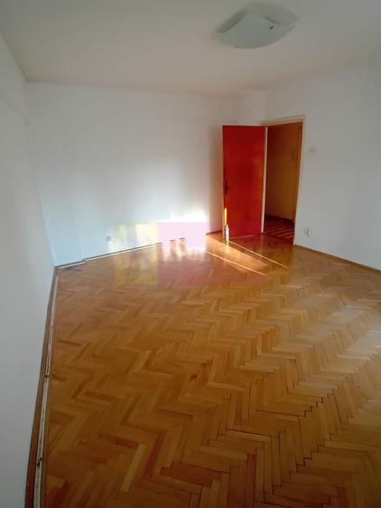 Vanzare apartament de 4 camere la Casa Poporului-stradal - 1