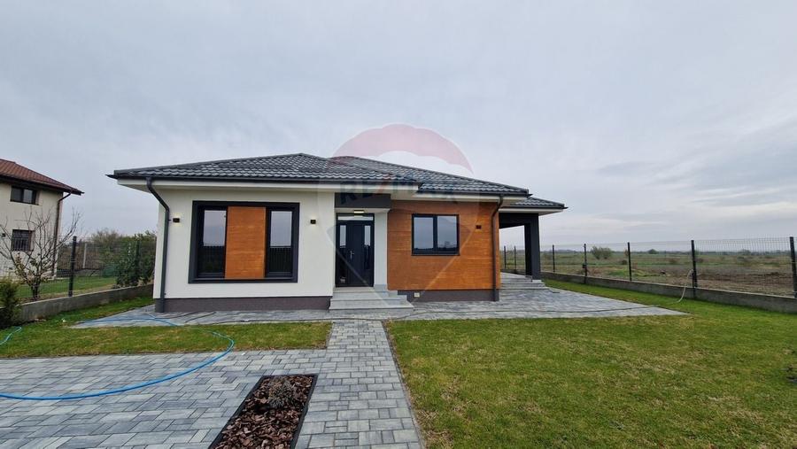 Casă / Vilă cu 3 camere de vânzare Ciocanesti - 1