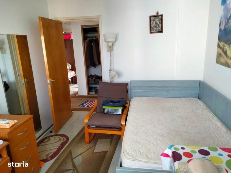Apartament cu 3 camere semidecomandat în Bucur Obor