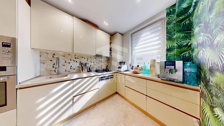 Apartament cu 3 camere decomandat, mobilat în Exterior Vest