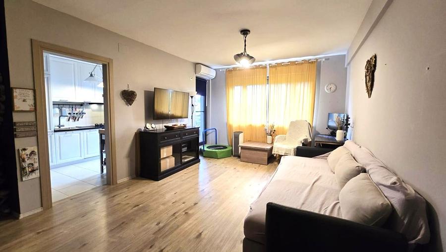 Apartament cu 3 camere semidecomandat în Băneasa
