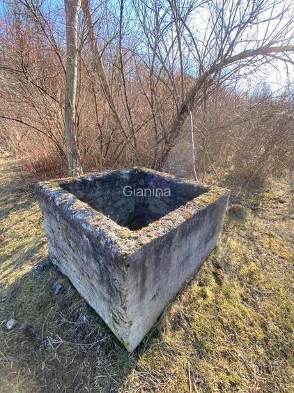 Vand teren extravilan potrivit pentru cabana, arabil, langa vale cu fantana, aproape de sosea