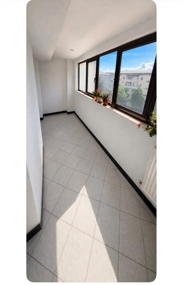 Apartament cu 4 camere decomandat, mobilat în Est