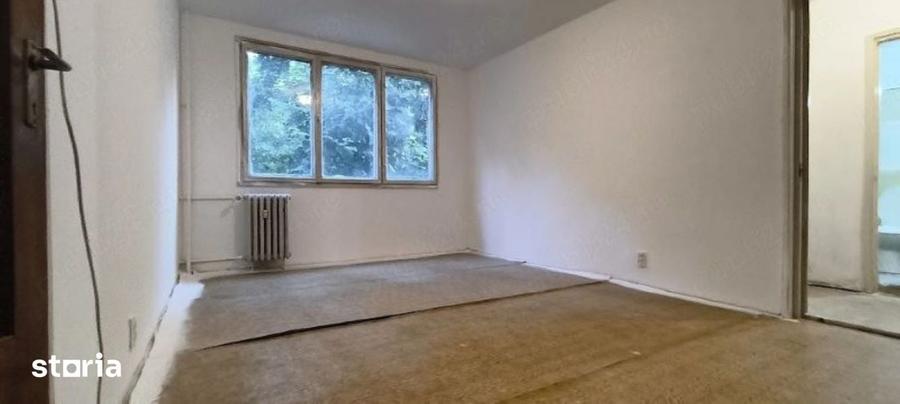 Apartament cu 3 camere semidecomandat în Tei