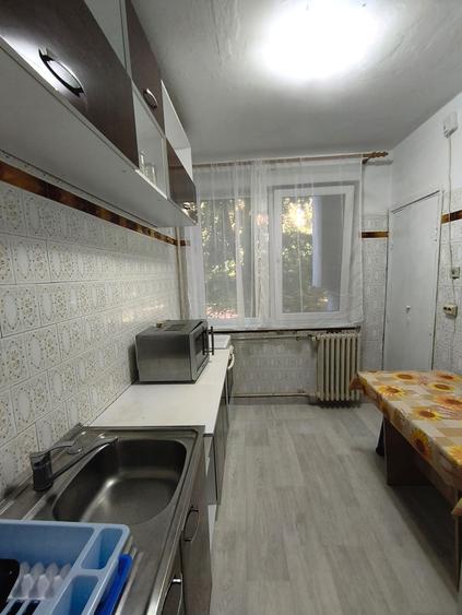 Apartament cu 3 camere semidecomandat în Cantemir