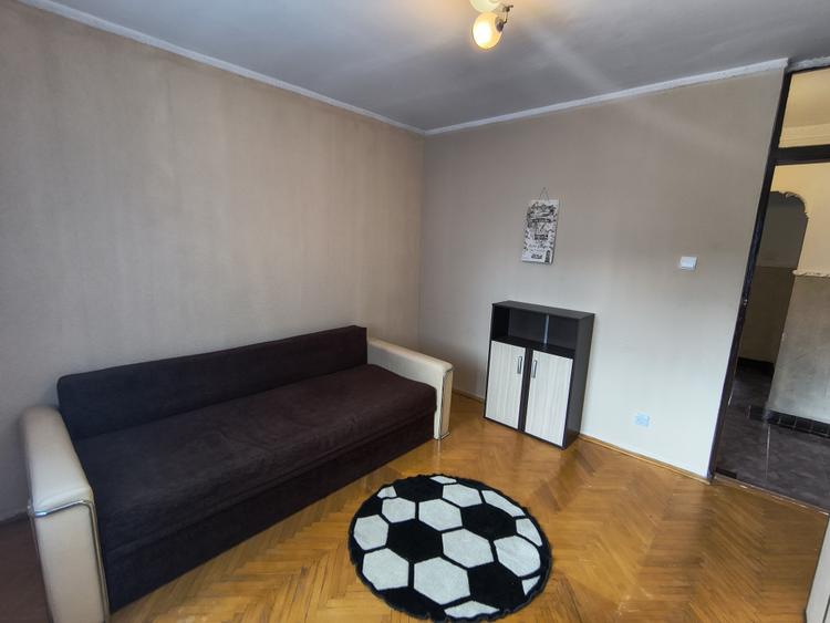Apartament cu 3 camere decomandat, mobilat în