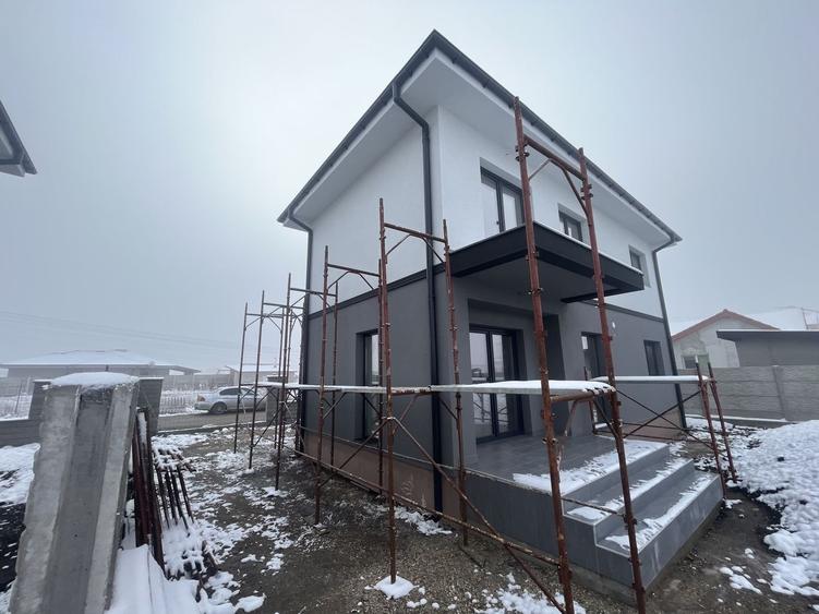 Sacalaz individuala P+E,Terasa,balcon,2 bai,5 camere,2 F.s - 7