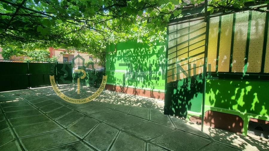 Casă singur în curte, 363 mp teren - zona Record, 2 intrări, anexa, trifazic