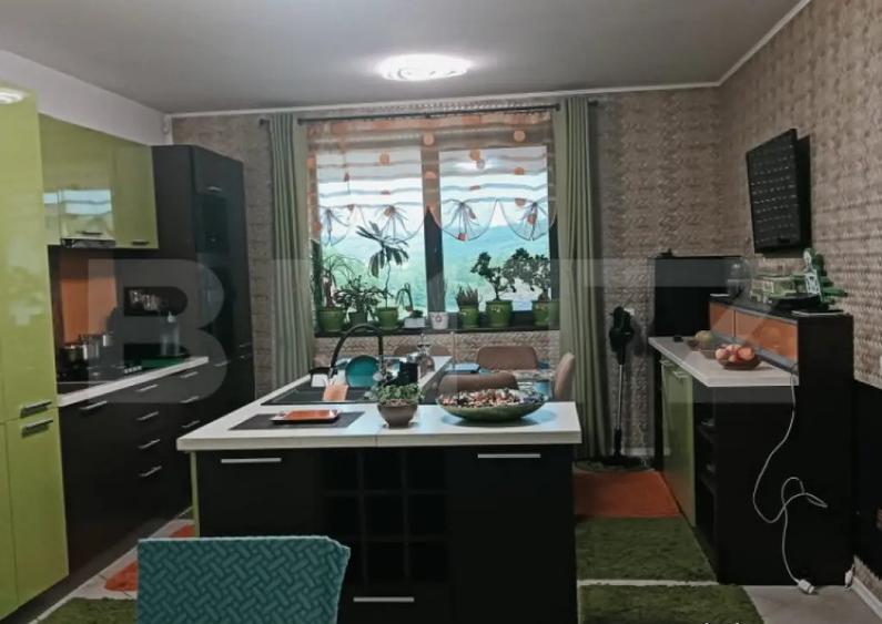 Casa individuala cu 5 camere, 240 mp, 12,8 ari teren, zona - 15