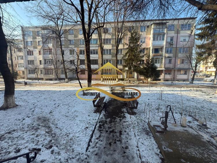 De vanzare apartament 3 camere Roman Neamt - 1