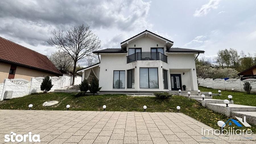 Casa / Pensiune exclusivista - Petrila (Bratianu) | 4 camere cu baie - 7