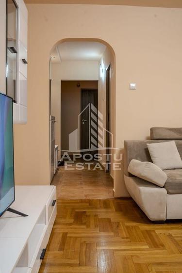 Apartament cu 3 camere semidecomandat, mobilat în Girocului