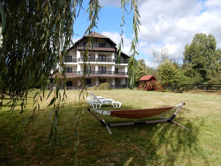 Casă individuală cu 12 camere cu Teren 2250 Mp în Bran