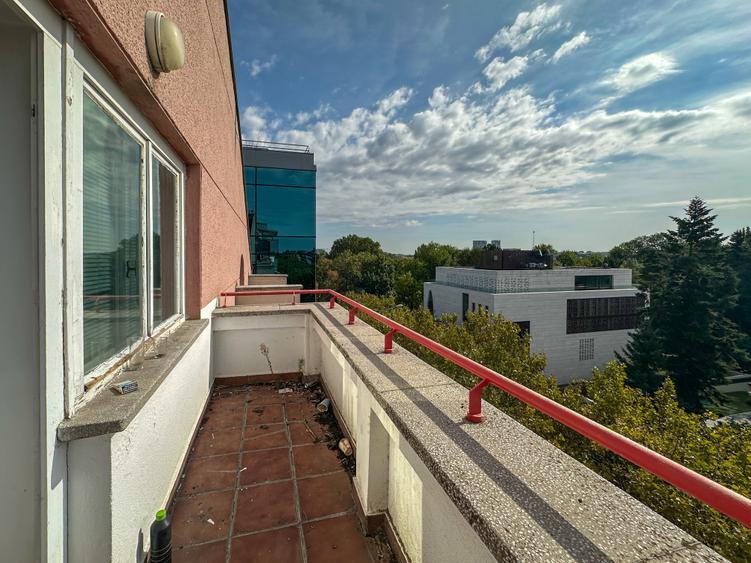 Apartament cu 6 camere semidecomandat în Primăverii