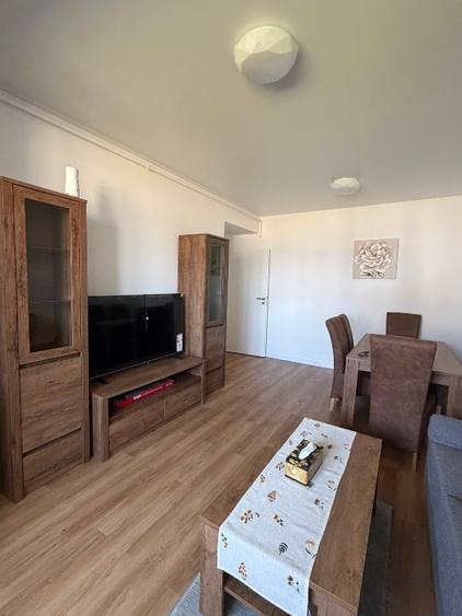 Apartament cu 3 camere decomandat, mobilat în Haliu