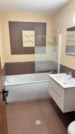 Apartament cu 3 camere semidecomandat în Florești