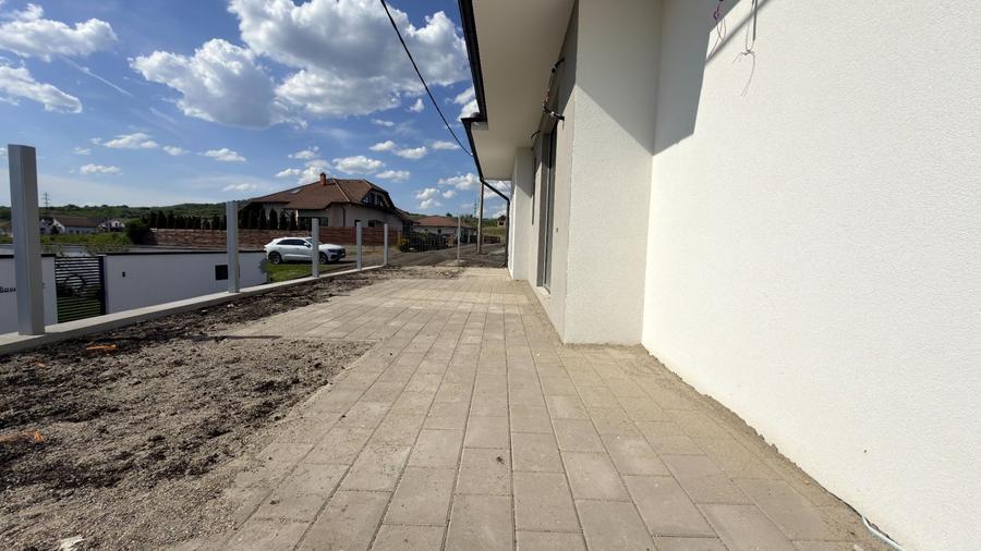 Casă cu 4 camere cu Teren 300 Mp în Broscărie