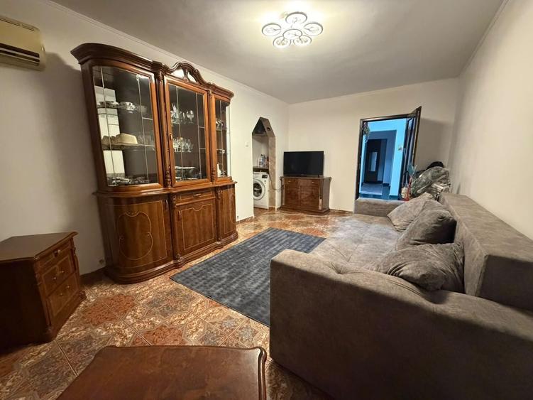 Apartament cu 4 camere semidecomandat, mobilat în Dristor