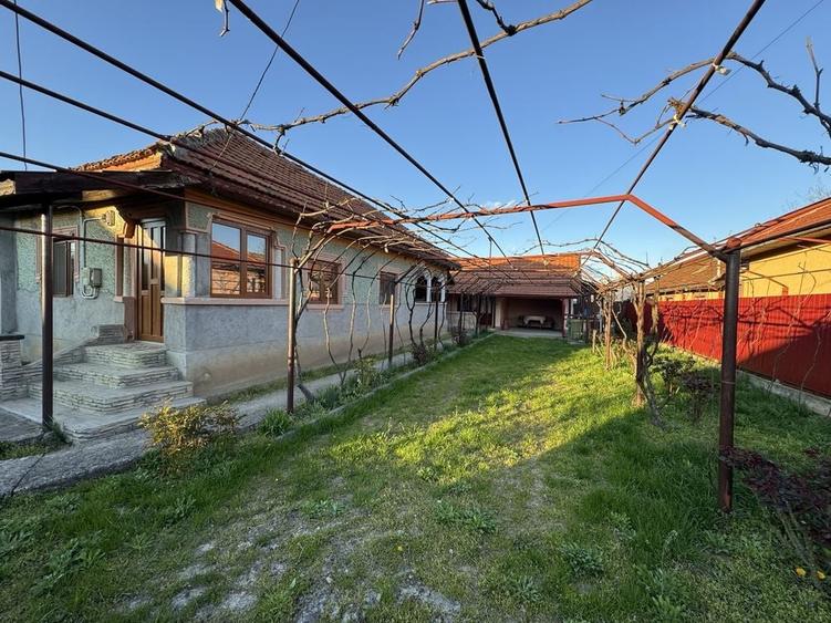 Casă cu 4 camere în Ceauru