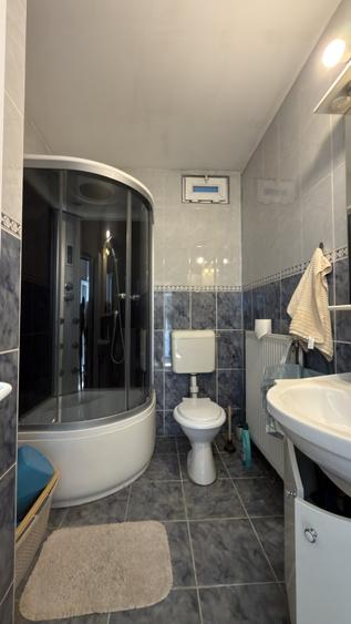 Casă individuală cu 7 camere cu Canalizare în Girocului