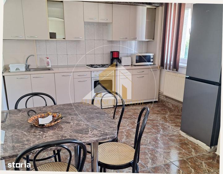Apartament cu 3 camere decomandat, mobilat în Central — fotografia 3