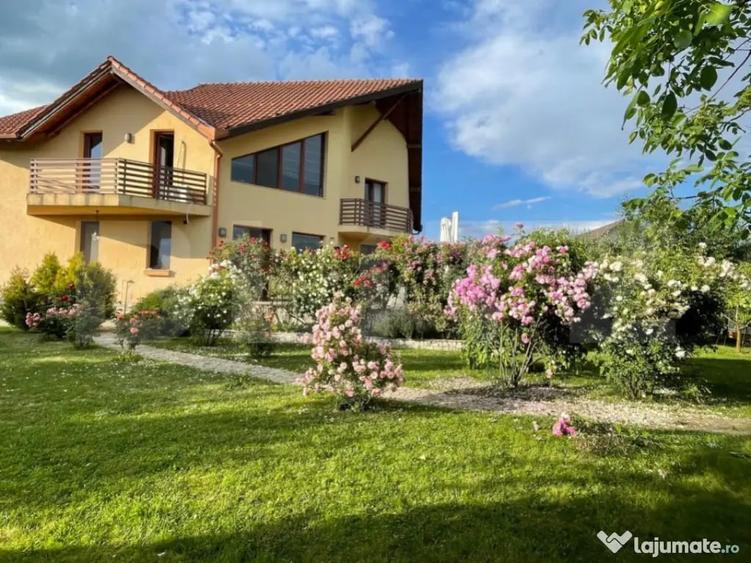 Casă cu 7 camere cu Teren 1200 Mp în Unirea