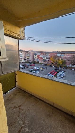 Apartament cu 3 camere semidecomandat, mobilat în Micro 16