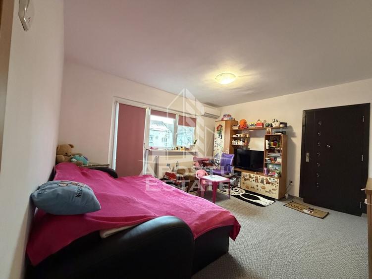 Apartament cu 3 camere semidecomandat, mobilat în Girocului