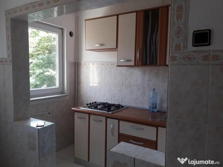 Apartament cu 3 camere semidecomandat în George Enescu