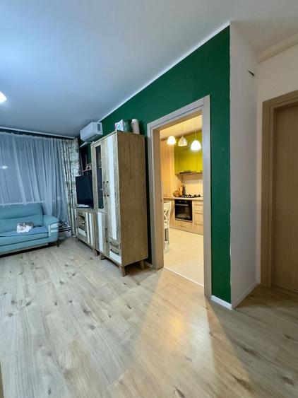 Apartament cu 3 camere semidecomandat, mobilat în Băneasa