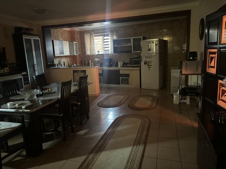 Casă cu 7 camere cu Teren 1000 Mp în Central