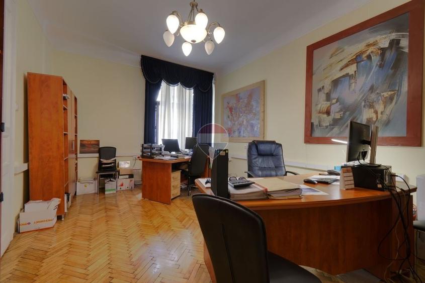 Apartament cu 5 camere decomandat în Semicentral