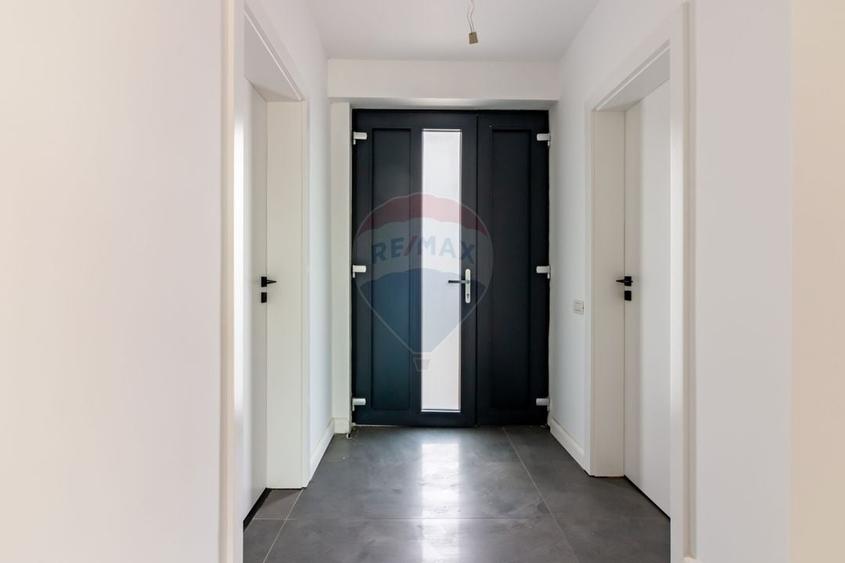 Casă individuală cu 6 camere cu Teren 422 Mp în Tunari