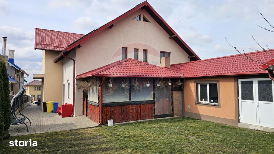 Casă cu 6 camere cu Teren 1000 Mp în Șcheia