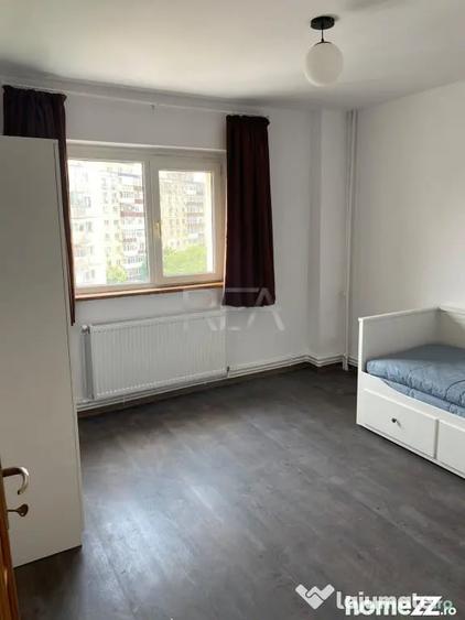 Apartament cu 4 camere semidecomandat în Văcăresti