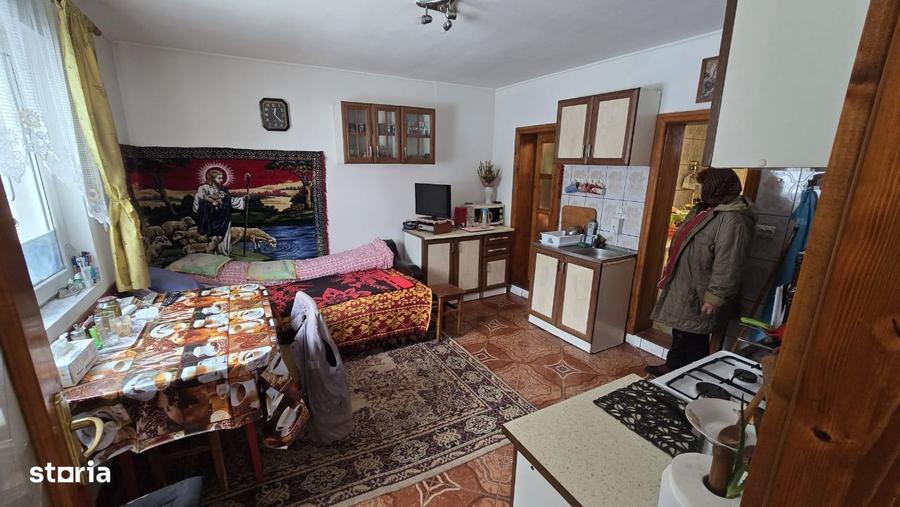 Casă cu 3 camere în Poiana Mărului