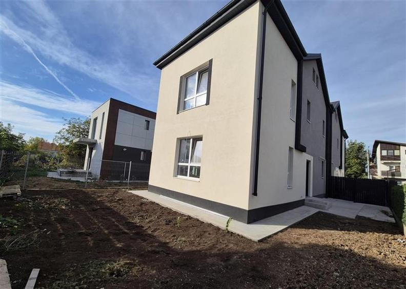 Duplex cu 4 camere cu Canalizare în Periferie