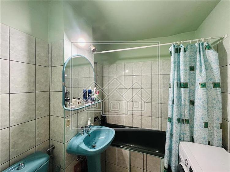 Apartament cu 3 camere decomandat în Valea Aurie