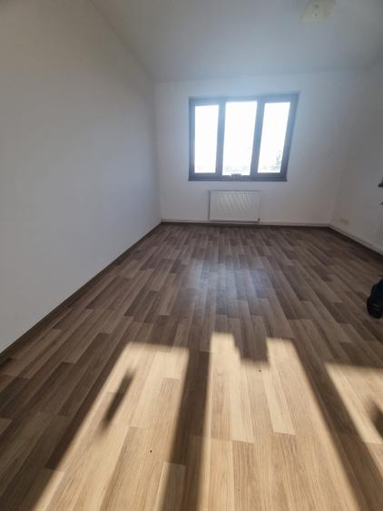 Casă individuală cu 6 camere cu Canalizare în Iris