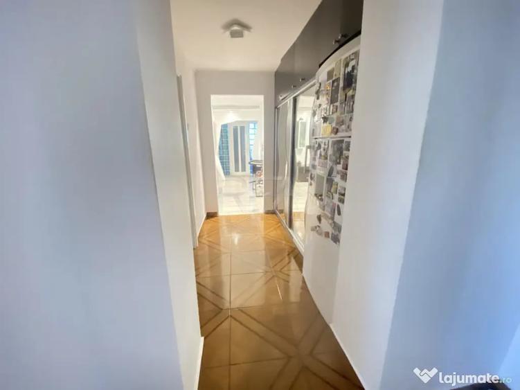 Apartament cu 3 camere semidecomandat în 13 Septembrie