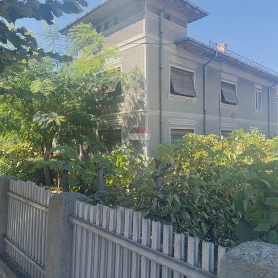 Casă individuală cu 8 camere cu Teren 785 Mp în Central