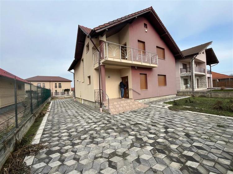 Casă individuală cu 5 camere cu Teren 600 Mp în Exterior Est