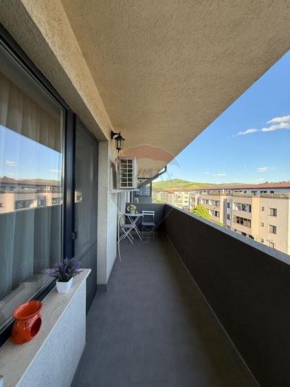 Apartament cu 2 camere semidecomandat, mobilat în Florești