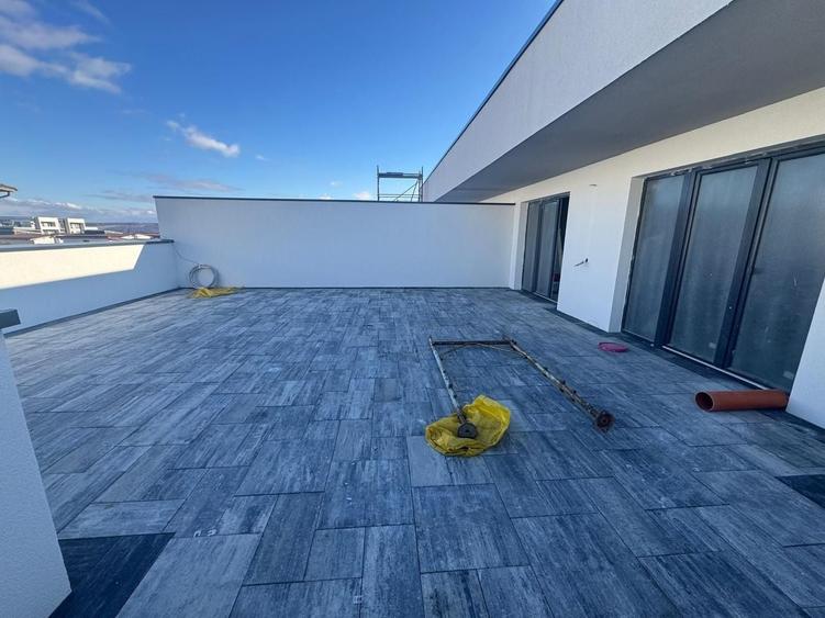 Penthouse cu 4 camere decomandat în Hipodrom 3