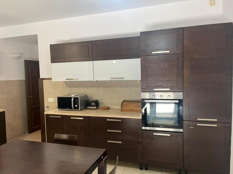 Apartament cu 4 camere semidecomandat, mobilat în Dorobanți