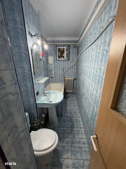 Apartament cu 3 camere semidecomandat în Craiovița Nouă
