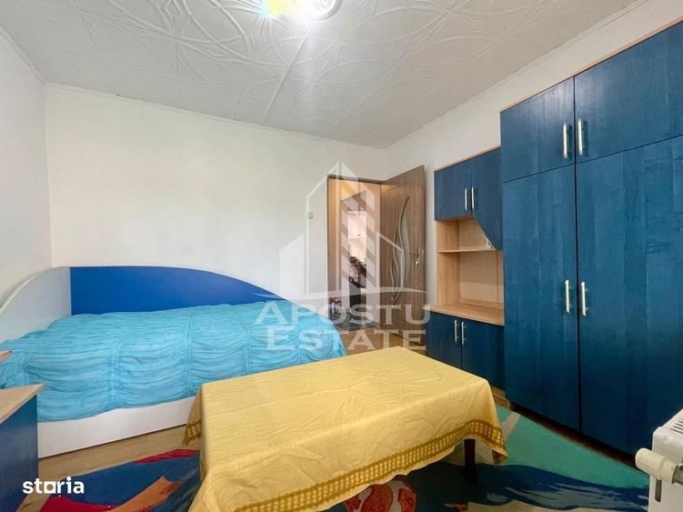 Apartament cu 3 camere decomandat în Roșia